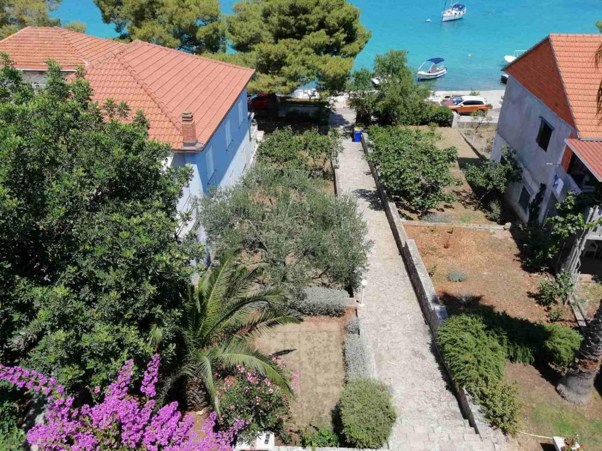 Ceratonia Apartments Loviste Exterior photo
